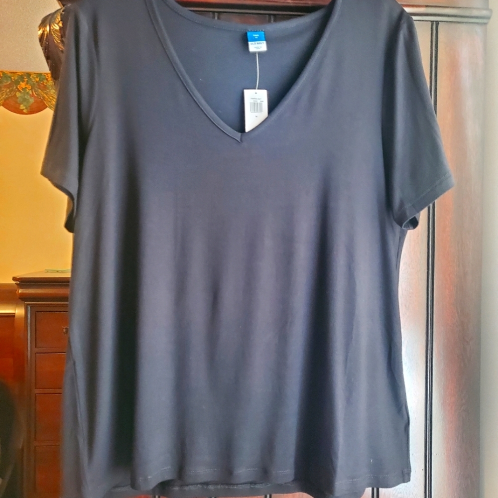 Old Navy - Black V-Neck Tee size medium